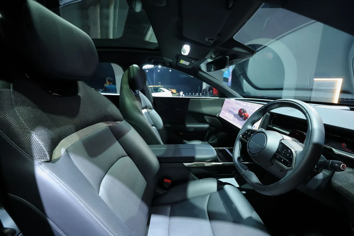 ภายใน Mazda CX-6e รุ่น Premium เบาะคู่หน้าโทนเข้มของ Mazda CX-6e พร้อมคอนโซลกลาง พวงมาลัยขวาและจอกลาง