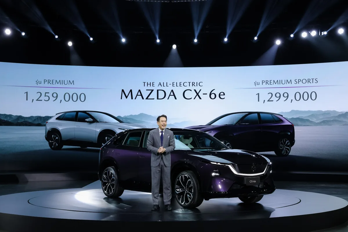 ราคาเปิดตัว Mazda CX-6e สองรุ่น Mazda CX-6e บนเวทีเปิดตัว พร้อมป้ายราคา Premium 1,259,000 บาท และ Premium Sports 1,299,000 บาท