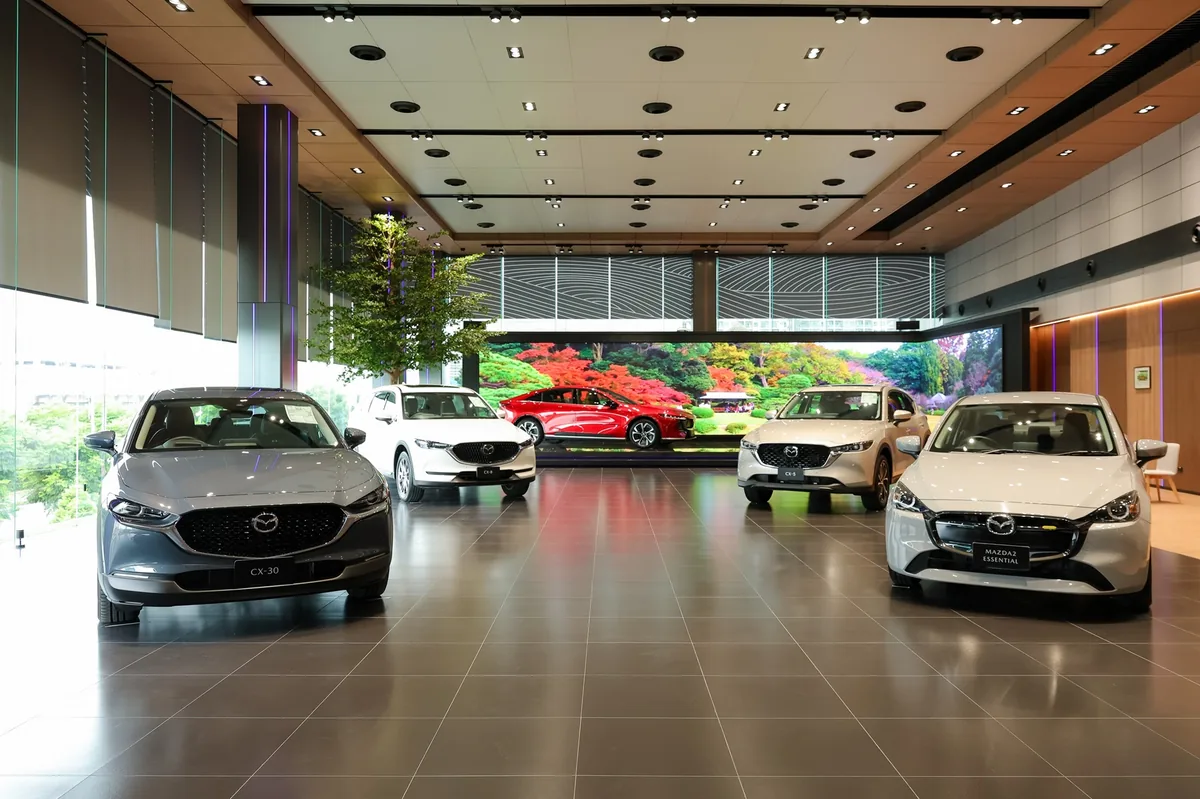 พื้นที่จัดแสดงรถยนต์ Mazda สาทร-พระราม 3 รถยนต์ Mazda หลายคันจัดแสดงภายในโชว์รูมมาสด้า สาทร-พระราม 3 โดยเห็นพื้นที่จัดแสดงและป้ายรุ่นรถ
