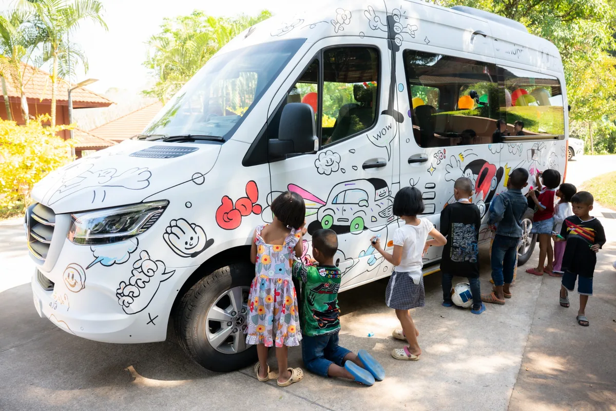 นักเรียนระบายสี Mercedes-Benz Sprinter 419 Business เด็กนักเรียนโรงเรียนเยาววิทย์ร่วมระบายสีและวาดภาพบนตัวรถ Mercedes-Benz Sprinter 419 Business สีขาว
