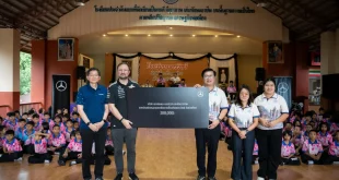 ผู้แทน Mercedes-Benz ประเทศไทย มอบทุนการศึกษา 300,000 บาทแก่โรงเรียนเยาววิทย์ โดยมีนักเรียนร่วมในพิธี