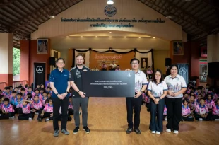 ผู้แทน Mercedes-Benz ประเทศไทย มอบทุนการศึกษา 300,000 บาทแก่โรงเรียนเยาววิทย์ โดยมีนักเรียนร่วมในพิธี