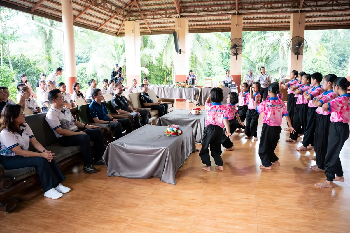 การแสดงของนักเรียนโรงเรียนเยาววิทย์ในกิจกรรม Mercedes-Benz CSR นักเรียนโรงเรียนเยาววิทย์แสดงกิจกรรมต่อหน้าคณะผู้เข้าร่วมงานภายในหอประชุมของโรงเรียน