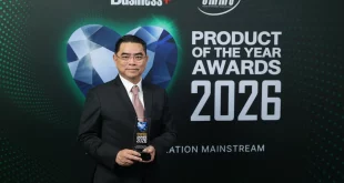 นายฉัตวิทัย ตันตราภรณ์ ผู้บริหาร MG ถือถ้วยรางวัล PRODUCT OF THE YEAR 2026 หน้าฉากงานประกาศรางวัล