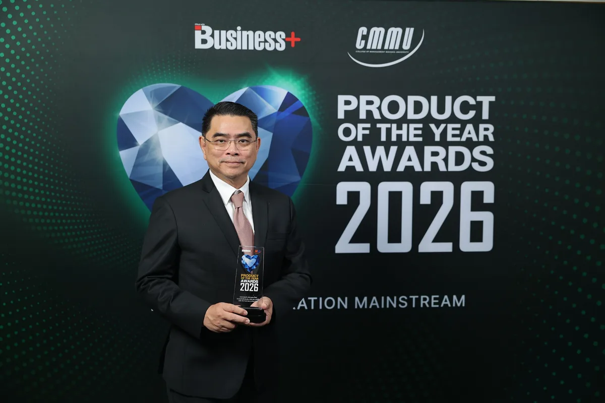 NEW MG URBAN คว้ารางวัล PRODUCT OF THE YEAR 2026 นายฉัตวิทัย ตันตราภรณ์ ผู้บริหาร MG ถือถ้วยรางวัล PRODUCT OF THE YEAR 2026 หน้าฉากงานประกาศรางวัล