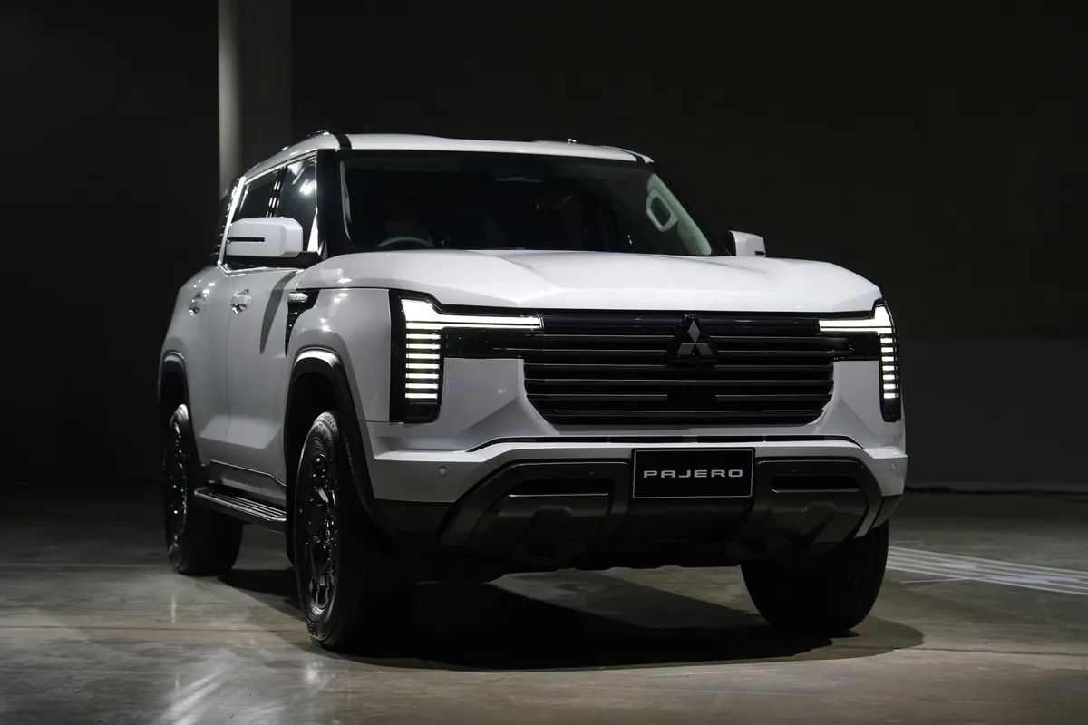 Mitsubishi Pajero GLS 2WD สีขาว มุมหน้าเฉียง All-New Mitsubishi Pajero GLS 2WD ตัวถังสีขาว มุมด้านหน้าเฉียง เห็นกระจังหน้าและชุดไฟหน้า LED