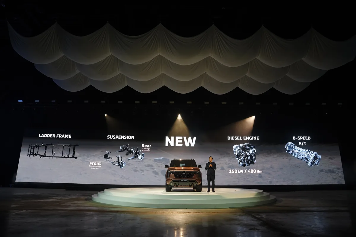 เวทีนำเสนอเทคโนโลยี All-New Mitsubishi Pajero เวทีนำเสนอเทคโนโลยีของ All-New Mitsubishi Pajero พร้อมรถจัดแสดงและแผนภาพเครื่องยนต์ ช่วงล่าง และโครงสร้างรถ