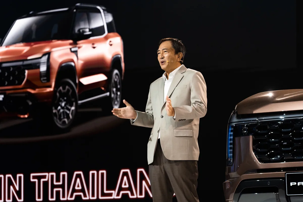 มร. เรียวอิจิ อินาบะ บนเวทีเปิดตัว Mitsubishi Pajero มร. เรียวอิจิ อินาบะ กล่าวบนเวทีเปิดตัว All-New Mitsubishi Pajero โดยมีภาพรถแสดงอยู่ด้านหลัง