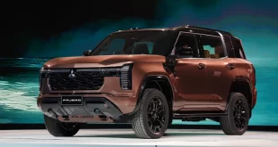All-New Mitsubishi Pajero Super Exceed 4WD ตัวถังสีทองแดง มุมด้านหน้าเฉียงบนเวทีจัดแสดง