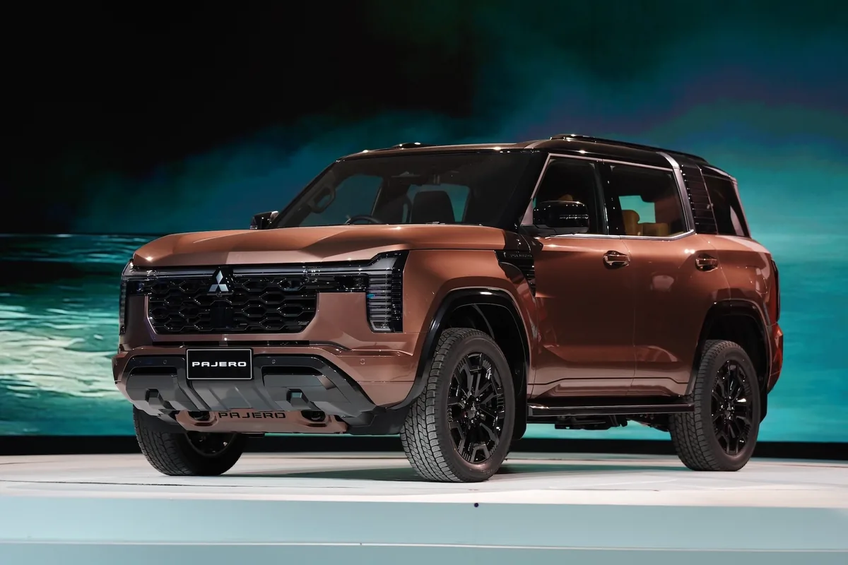 Mitsubishi Pajero Super Exceed 4WD มุมหน้าเฉียง All-New Mitsubishi Pajero Super Exceed 4WD ตัวถังสีทองแดง มุมด้านหน้าเฉียงบนเวทีจัดแสดง