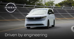 Nissan Elgrand e-POWER สีขาวขณะวิ่งบนถนน มุมด้านหน้า พร้อมโลโก้ Nissan และข้อความ Driven by engineering