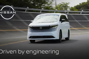 Nissan Elgrand e-POWER สีขาวขณะวิ่งบนถนน มุมด้านหน้า พร้อมโลโก้ Nissan และข้อความ Driven by engineering