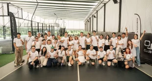 ผู้ร่วมกิจกรรม OJ CLUB – LIVE YOUR WAY ของ OMODA & JAECOO ถ่ายภาพหมู่ภายในสนามกีฬา พร้อมป้าย OJ CLUB