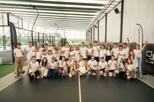 ผู้ร่วมกิจกรรม OJ CLUB – LIVE YOUR WAY ของ OMODA & JAECOO ถ่ายภาพหมู่ภายในสนามกีฬา พร้อมป้าย OJ CLUB