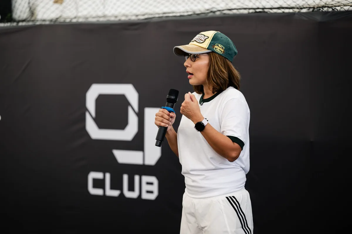 สุชาดา ชูสงค์ ในกิจกรรม OJ CLUB สุชาดา ชูสงค์ ผู้อำนวยการฝ่ายการตลาดและภาพลักษณ์องค์กร OMODA & JAECOO ประเทศไทย ถือไมโครโฟนกล่าวภายในงาน OJ CLUB