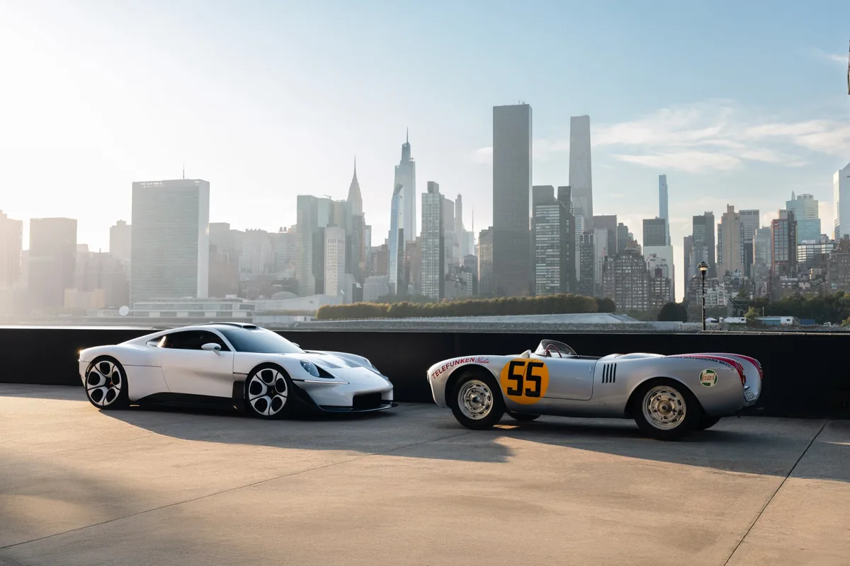 Porsche Mission S เทียบกับ 550 Spyder ที่นิวยอร์ก Porsche Mission S สีขาวและ Porsche 550 Spyder หมายเลข 55 จอดคู่กัน โดยมีเส้นขอบฟ้านครนิวยอร์กเป็นฉากหลัง