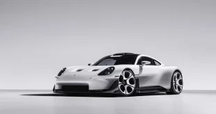 Porsche Mission S รถสปอร์ตต้นแบบสีขาวในสตูดิโอ มุมหน้าเฉียง เห็นไฟหน้า ซุ้มล้อ และตัวถังทรงเตี้ย