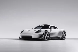Porsche Mission S รถสปอร์ตต้นแบบสีขาวในสตูดิโอ มุมหน้าเฉียง เห็นไฟหน้า ซุ้มล้อ และตัวถังทรงเตี้ย