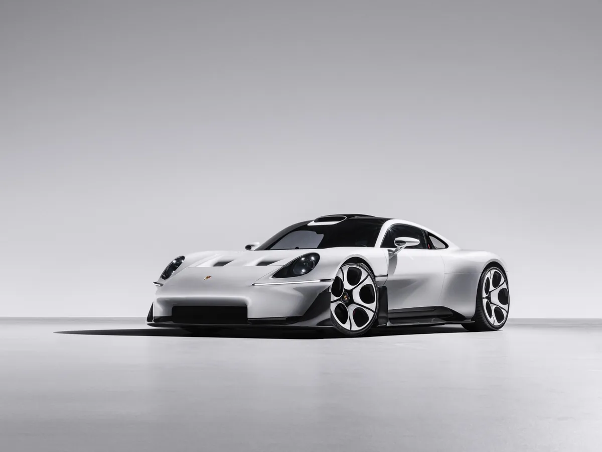 Porsche Mission S มุมหน้าเฉียงในสตูดิโอ Porsche Mission S รถสปอร์ตต้นแบบสีขาวในสตูดิโอ มุมหน้าเฉียง เห็นไฟหน้า ซุ้มล้อ และตัวถังทรงเตี้ย