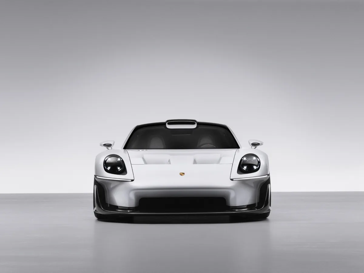 Porsche Mission S มุมด้านหน้าตรง Porsche Mission S รถสปอร์ตต้นแบบสีขาวมุมตรงด้านหน้า เห็นไฟหน้าทรงกลมและช่องรับอากาศขนาดใหญ่