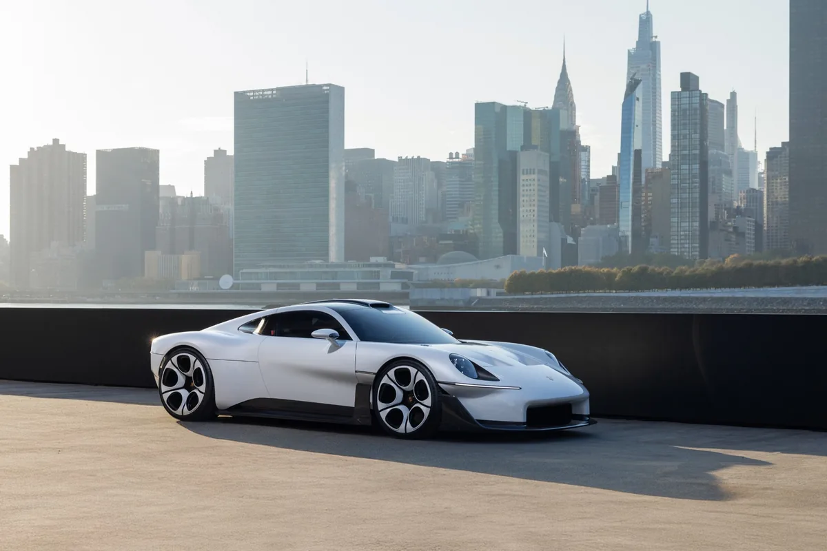 Porsche Mission S ถ่ายภาพที่นิวยอร์ก Porsche Mission S สีขาวมุมหน้าเฉียงจอดโดยมีเส้นขอบฟ้าของนครนิวยอร์กเป็นฉากหลัง
