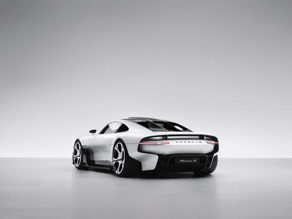 Porsche Mission S มุมหลังเฉียง Porsche Mission S รถสปอร์ตต้นแบบสีขาวมุมหลังเฉียง เผยปีกหลัง เส้นไฟท้าย และล้อดีไซน์วงกลม
