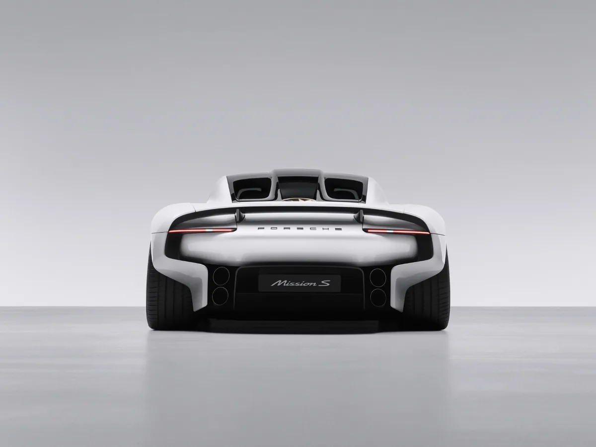 Porsche Mission S มุมด้านหลังตรง Porsche Mission S รถสปอร์ตต้นแบบสีขาวมุมตรงด้านหลัง เห็นชุดไฟท้าย ปีกหลัง และชื่อ Mission S