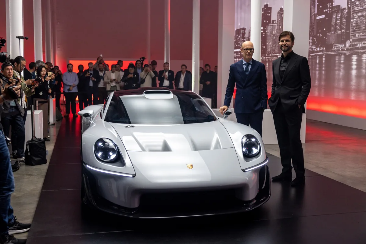 บรรยากาศเผยโฉม Porsche Mission S Porsche Mission S พวงมาลัยและมาตรวัด