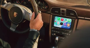 Apple CarPlay บนหน้าจอ PCCM Plus ที่ติดตั้งในคอนโซล Porsche พร้อมพวงมาลัยและผู้ขับขี่