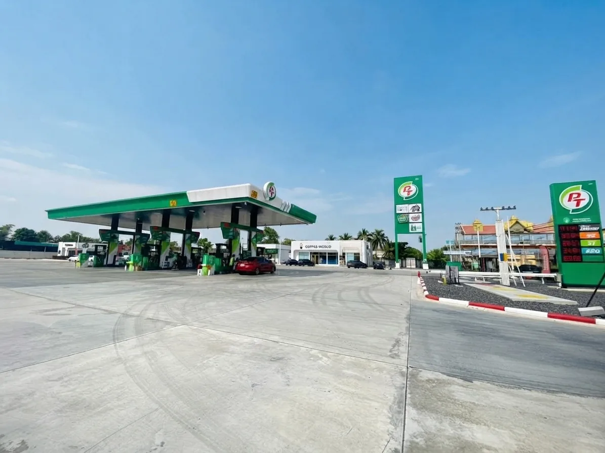 สถานีบริการ PT ลำลูกกา 10 (คลอง 6) มุมกว้าง สถานีบริการน้ำมัน PT สาขาลำลูกกา 10 (คลอง 6) ภาพมุมกว้างเห็นหัวจ่ายน้ำมัน ป้าย PT และพื้นที่ด้านหน้าสถานี
