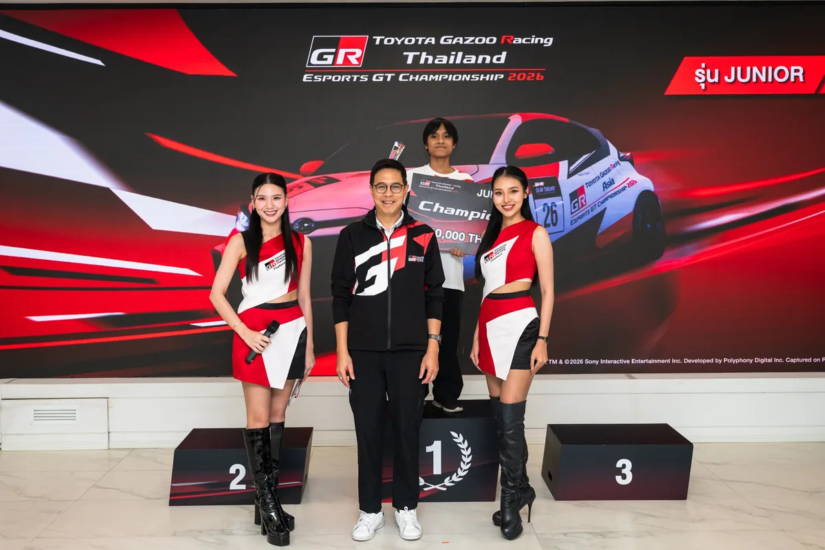 ผู้ชนะการแข่งขัน Esports รุ่นเยาวชน ผู้ชนะรุ่นเยาวชนถือป้าย Champion บนแท่นรับรางวัลในการแข่งขัน Toyota Gazoo Racing Thailand Esports 2026
