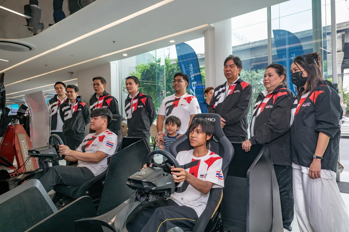 กิจกรรมขับรถจำลองการแข่งขัน Esports ผู้เข้าร่วมนั่งขับเครื่องจำลองการแข่งรถพร้อมพวงมาลัยเกม โดยมีผู้ร่วมงานยืนชมด้านหลัง