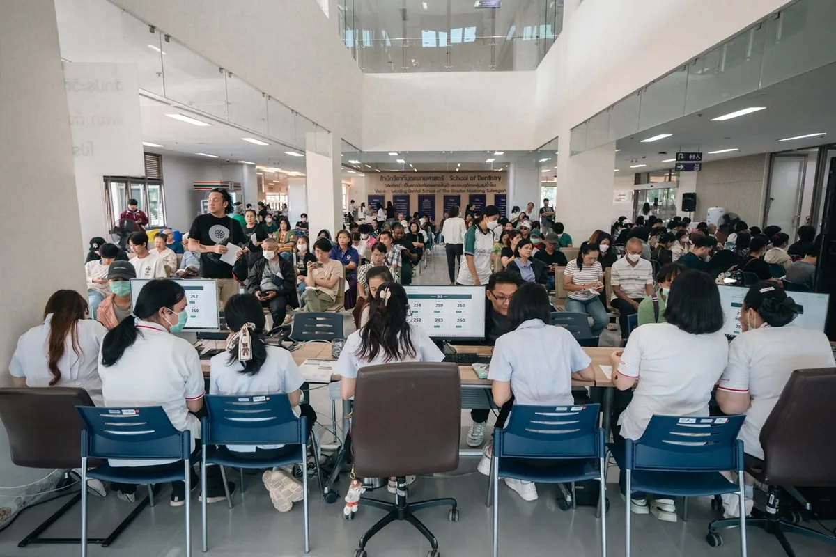 บรรยากาศจุดลงทะเบียนกิจกรรมทันตกรรม ประชาชนนั่งรอรับบริการในพื้นที่ลงทะเบียนด้านหน้าสำนักวิชาทันตแพทยศาสตร์ มหาวิทยาลัยแม่ฟ้าหลวง