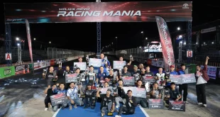 ผู้เข้าร่วมและผู้ได้รับรางวัล Hilux Revo Racing Mania 2026 ถ่ายภาพร่วมกันบนสนามแดร็ก