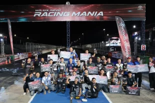 ผู้เข้าร่วมและผู้ได้รับรางวัล Hilux Revo Racing Mania 2026 ถ่ายภาพร่วมกันบนสนามแดร็ก