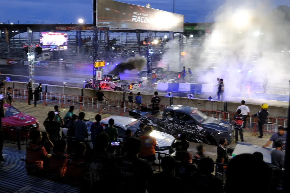 การแข่งขันแดร็กยามค่ำคืน Hilux Revo Racing Mania บรรยากาศการแข่งขันแดร็กยามค่ำคืนในงาน Hilux Revo Racing Mania 2026 พร้อมรถแข่งและผู้ชมข้างสนาม