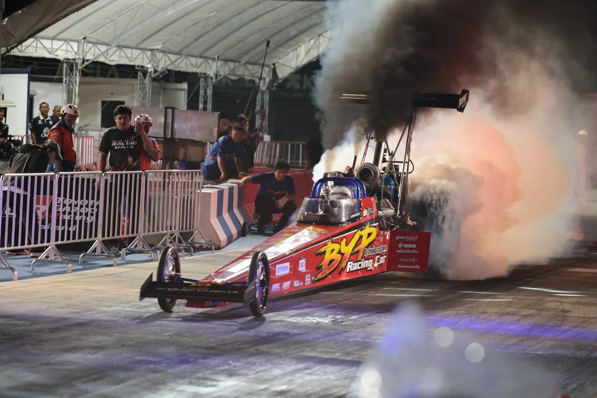 Dragster GD ใน Hilux Revo Racing Mania 2026 รถแข่ง Dragster GD ขณะเบิร์นยางในกิจกรรม Hilux Revo Racing Mania 2026