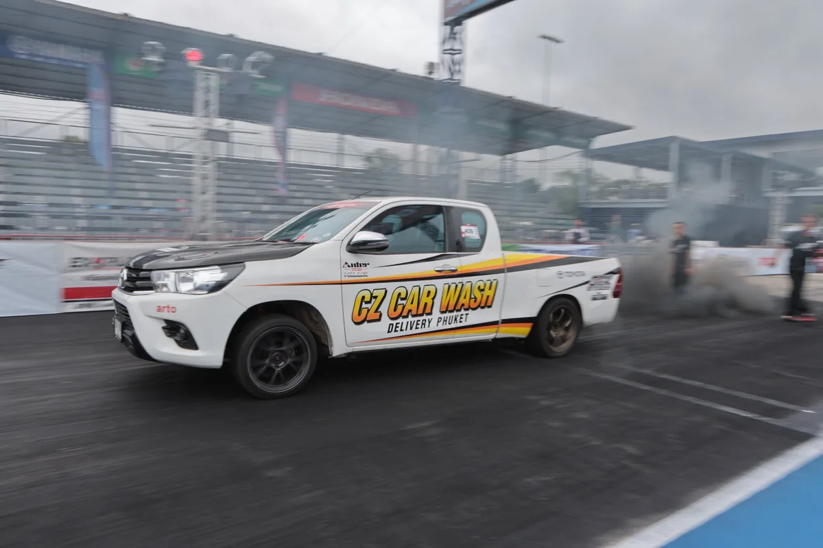 Hilux Revo แข่งขันแดร็กที่ Racing Mania 2026 Toyota Hilux Revo สีขาวขณะออกตัวในสนามแดร็ก Hilux Revo Racing Mania 2026