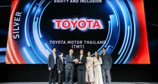 กลุ่มผู้ร่วมพิธีมอบรางวัลบนเวที HR Excellence Awards 2026 โดยมีฉากหลังแสดงชื่อ Toyota Motor Thailand และรางวัล Silver สาขา Diversity, Equity and Inclusion