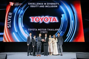กลุ่มผู้ร่วมพิธีมอบรางวัลบนเวที HR Excellence Awards 2026 โดยมีฉากหลังแสดงชื่อ Toyota Motor Thailand และรางวัล Silver สาขา Diversity, Equity and Inclusion