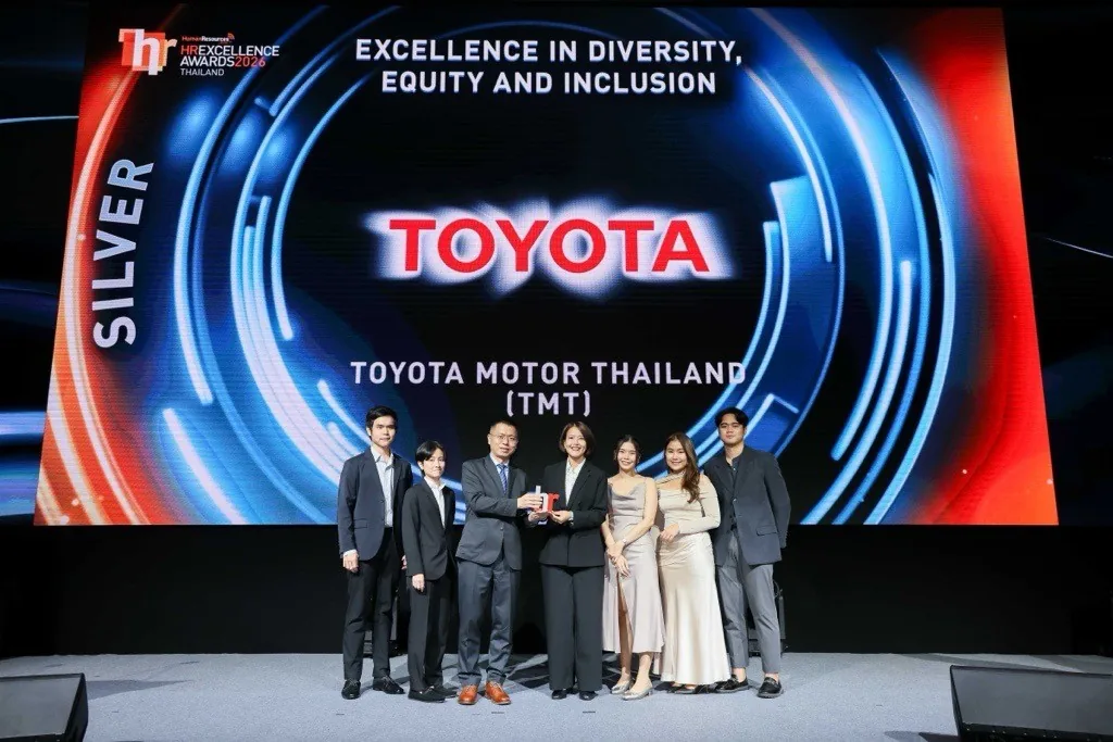 Toyota Motor Thailand รับรางวัล Silver ด้าน DE&I จาก HR Excellence Awards 2026 กลุ่มผู้ร่วมพิธีมอบรางวัลบนเวที HR Excellence Awards 2026 โดยมีฉากหลังแสดงชื่อ Toyota Motor Thailand และรางวัล Silver สาขา Diversity, Equity and Inclusion