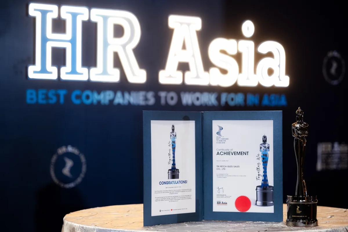 รางวัล HR Asia Awards 2026 ของตรีเพชรอีซูซุเซลส์ ถ้วยรางวัลและประกาศนียบัตรของตรีเพชรอีซูซุเซลส์จาก HR Asia Awards 2026