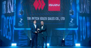ผู้แทนตรีเพชรอีซูซุเซลส์รับรางวัลบนเวที HR Asia Awards 2026 พร้อมฉากชื่อบริษัทและโลโก้อีซูซุ