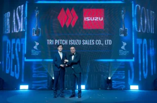 ผู้แทนตรีเพชรอีซูซุเซลส์รับรางวัลบนเวที HR Asia Awards 2026 พร้อมฉากชื่อบริษัทและโลโก้อีซูซุ