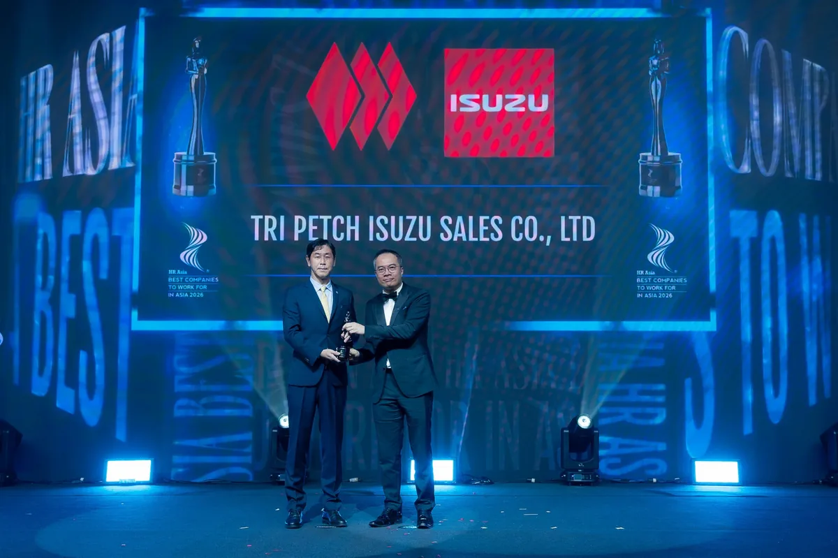 ตรีเพชรอีซูซุเซลส์รับรางวัล HR Asia Awards 2026 ผู้แทนตรีเพชรอีซูซุเซลส์รับรางวัลบนเวที HR Asia Awards 2026 พร้อมฉากชื่อบริษัทและโลโก้อีซูซุ