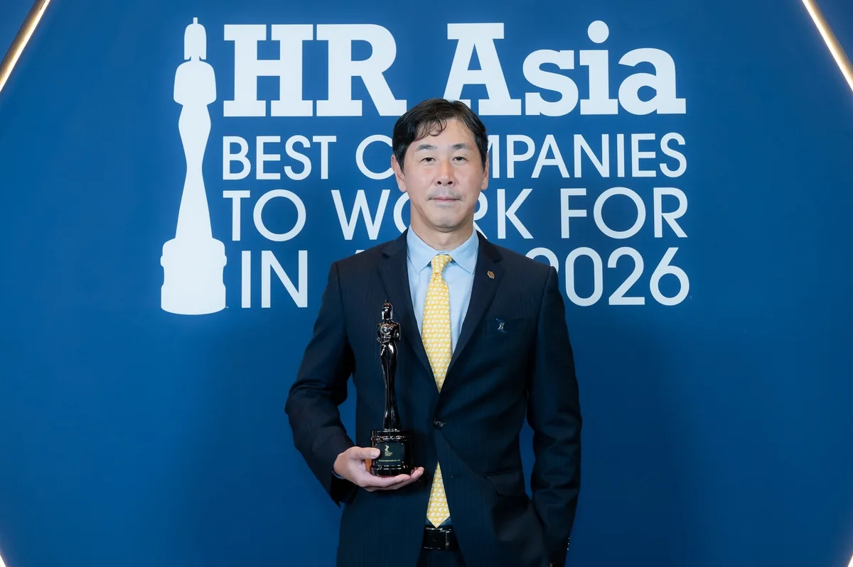 มร. นาโอยะ เซะงูจิ กับรางวัล HR Asia Awards 2026 มร. นาโอยะ เซะงูจิ ถือถ้วยรางวัล HR Asia Awards 2026