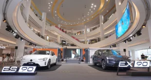 Volvo ES90 สีขาวและ Volvo EX90 สีเข้มจัดแสดงภายในงาน Volvo Excellence ที่ศูนย์การค้าสยามพารากอน
