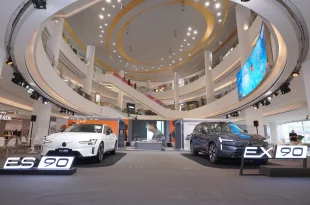 Volvo ES90 สีขาวและ Volvo EX90 สีเข้มจัดแสดงภายในงาน Volvo Excellence ที่ศูนย์การค้าสยามพารากอน