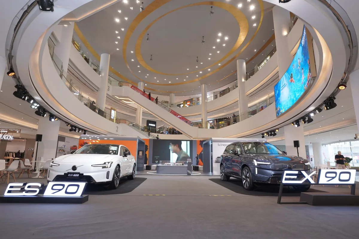 Volvo ES90 และ EX90 ภายในงาน Volvo Excellence Volvo ES90 สีขาวและ Volvo EX90 สีเข้มจัดแสดงภายในงาน Volvo Excellence ที่ศูนย์การค้าสยามพารากอน