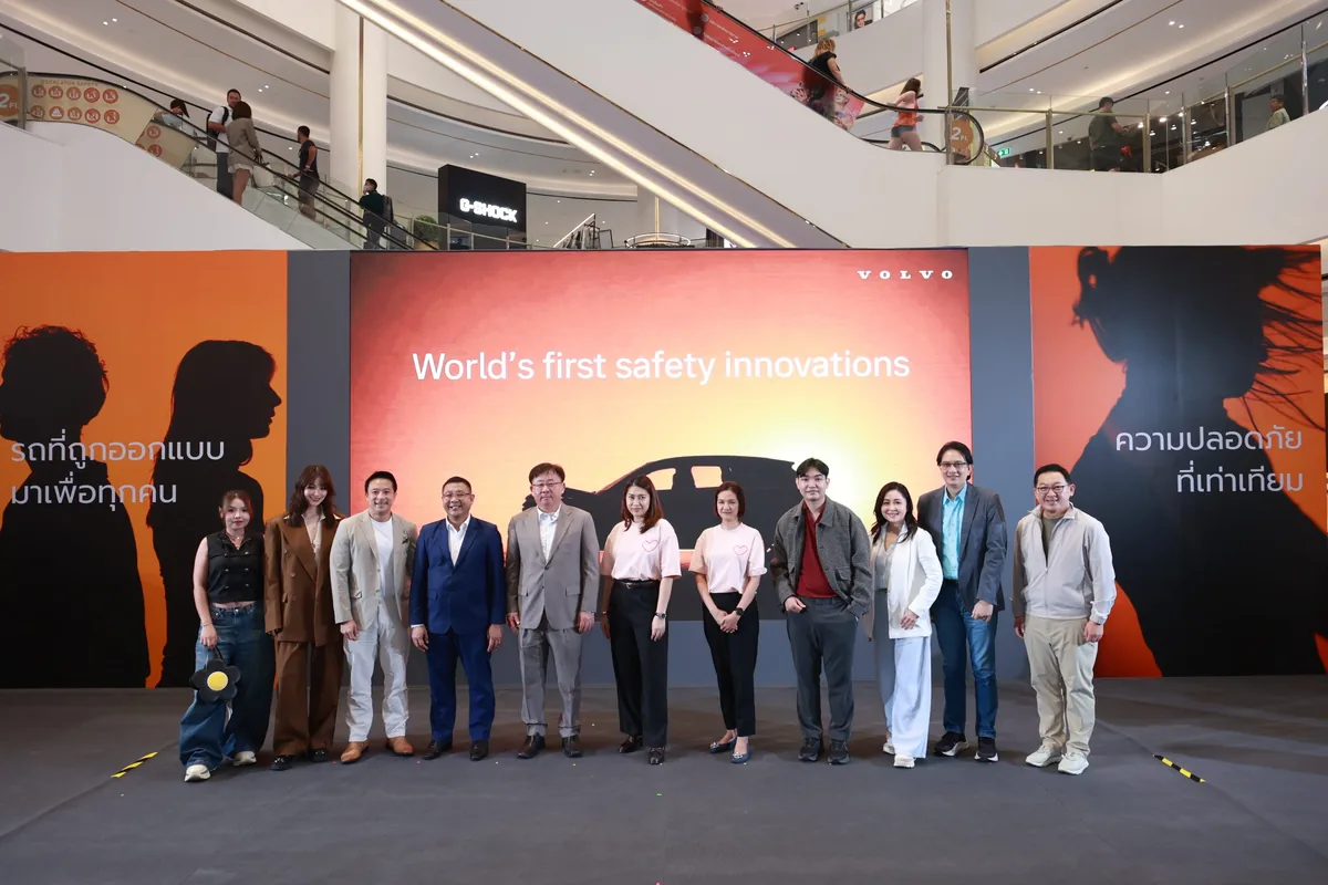 ภาพหมู่ผู้ร่วมงาน Volvo Excellence 2026 ผู้ร่วมงาน Volvo Excellence 2026 ถ่ายภาพหมู่หน้าเวทีที่มีข้อความ World's first safety innovations ของ Volvo